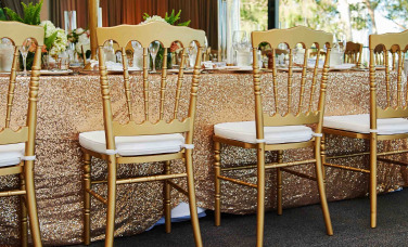 Фото деревянных банкетных стульев в интерьере