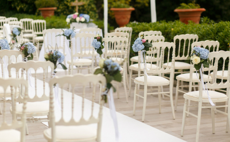 Фото деревянных банкетных стульев в интерьере