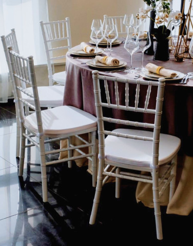 Фото деревянных банкетных стульев в интерьере