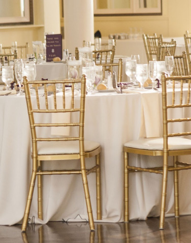 Фото деревянных банкетных стульев в интерьере