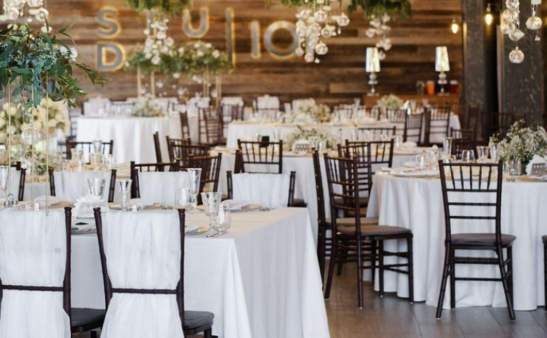 Фото деревянных банкетных стульев в интерьере