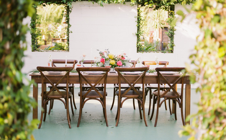 Фото деревянных банкетных стульев в интерьере